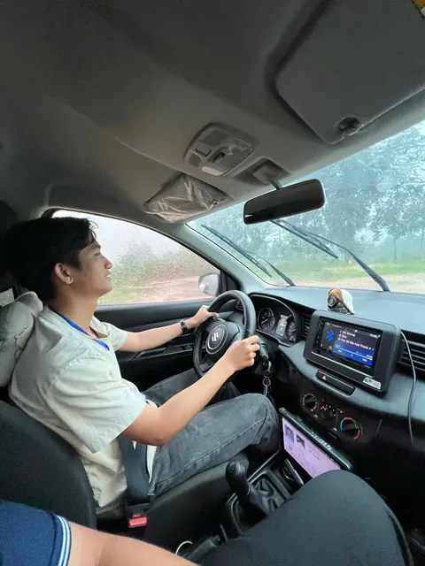 Học viên cầm lái, thầy ngồi ghế phụ